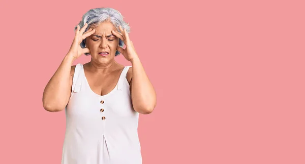 Starsza Kobieta Siwymi Włosami Luźnych Ubraniach Ręką Głowie Ból Głowy — Zdjęcie stockowe