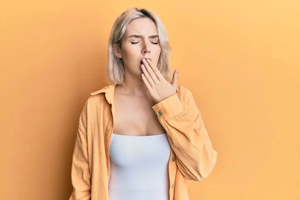 Junge Blonde Mädchen Lässiger Kleidung Gelangweilt Gähnend Müde Mund Mit — Stockfoto