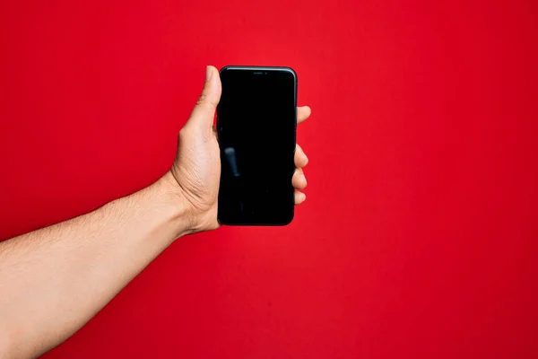 Mano Del Joven Caucásico Sosteniendo Teléfono Inteligente Que Muestra Pantalla —  Fotos de Stock