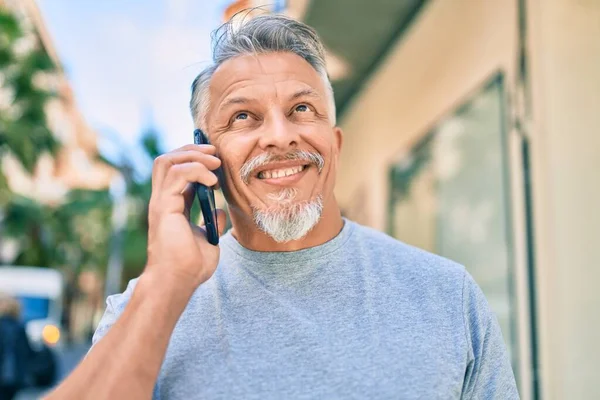 Hombre Pelo Gris Hispano Mediana Edad Sonriendo Feliz Hablando Teléfono —  Fotos de Stock