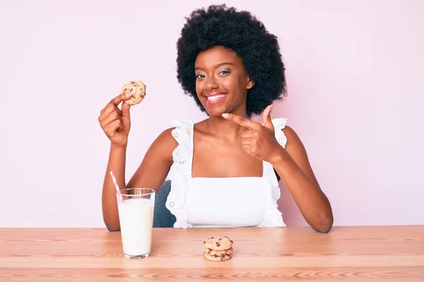 Ung Afrikansk Amerikansk Kvinna Dricka Glas Mjölk Innehav Kaka Ler — Stockfoto