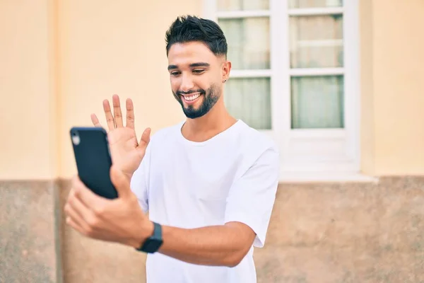 아라파 청년은 도시에서 스마트폰으로 비디오 통화를 행복하게 — 스톡 사진