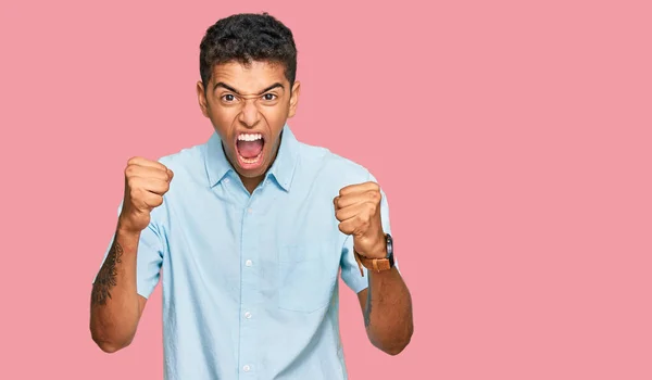 Jovem Bonito Homem Afro Americano Vestindo Roupas Casuais Com Raiva — Fotografia de Stock