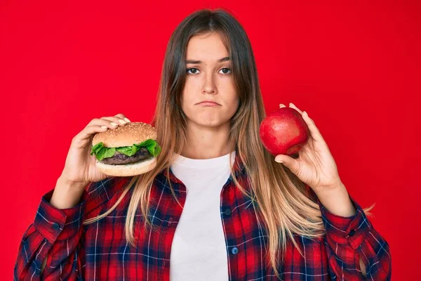 Bella Donna Caucasica Confrontando Hamburger Mela Rossa Sana Depresso Preoccuparsi — Foto Stock