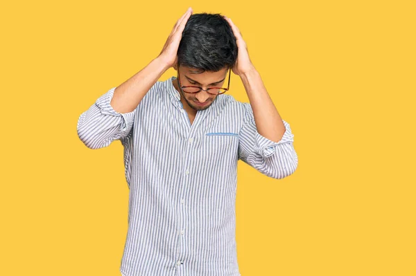 Junger Gutaussehender Mann Lässiger Kleidung Und Brille Der Unter Kopfschmerzen — Stockfoto
