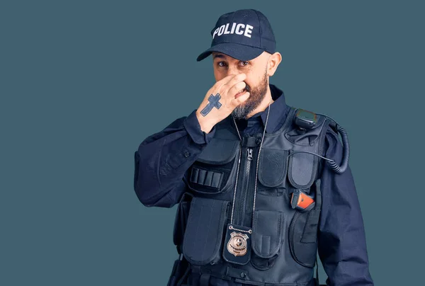 Jonge Knappe Man Politie Uniform Ruikt Iets Stinkends Walgelijks Ondraaglijke — Stockfoto