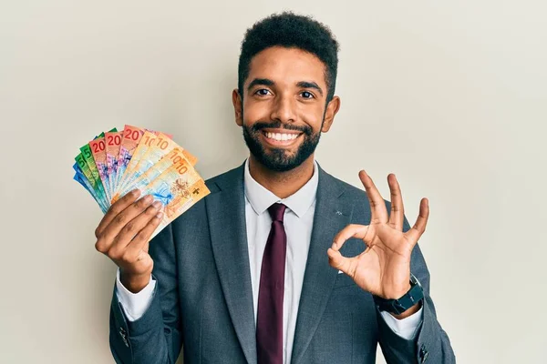 Hombre Negocios Hispano Guapo Con Barba Sosteniendo Billetes Franco Suizos — Foto de Stock