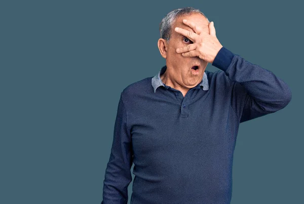 Senior Stilig Man Bär Casual Polo Kika Chock Täcker Ansikte — Stockfoto