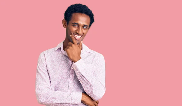 Homem Bonito Africano Vestindo Camisa Rosa Casual Olhando Confiante Para — Fotografia de Stock