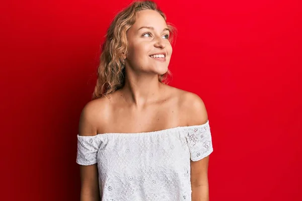 Hermosa Mujer Caucásica Con Ropa Casual Sobre Fondo Rojo Mirando —  Fotos de Stock