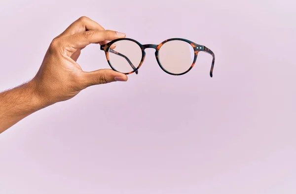 Main Homme Hispanique Tenant Des Lunettes Sur Fond Rose Isolé — Photo