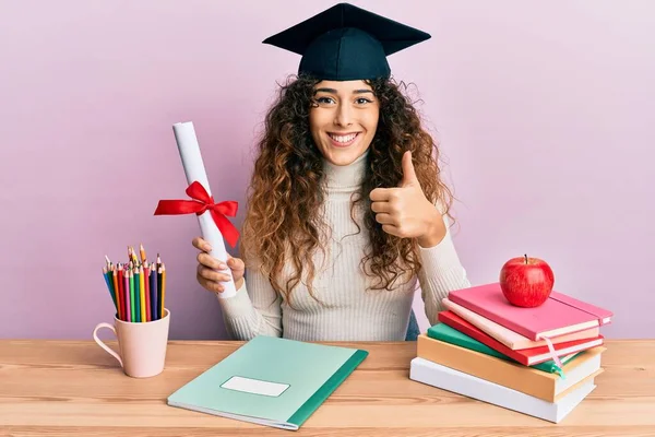 Ung Latinamerikansk Flicka Bär Examen Hatt Innehav Diplom Ler Glad — Stockfoto