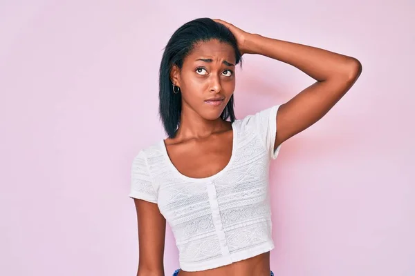 Gündelik Giysiler Giyen Genç Afro Amerikan Kadın Soru Işaretlerini Karıştırıyor — Stok fotoğraf
