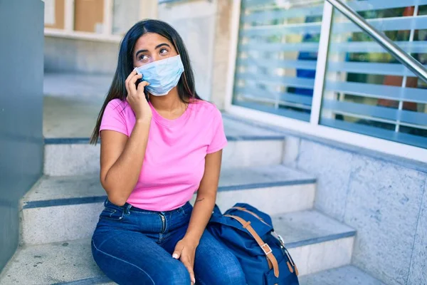 Νεαρή Λατίνα Φοιτήτρια Που Φοράει Ιατρική Μάσκα Και Μιλάει Στο — Φωτογραφία Αρχείου