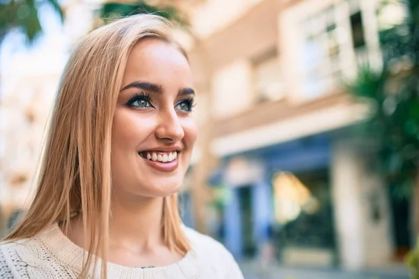 Jovem Loira Sorrindo Feliz Cidade — Fotografia de Stock