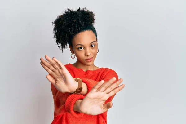 Jovem Afro Americana Vestindo Roupas Casuais Expressão Rejeição Cruzando Braços — Fotografia de Stock