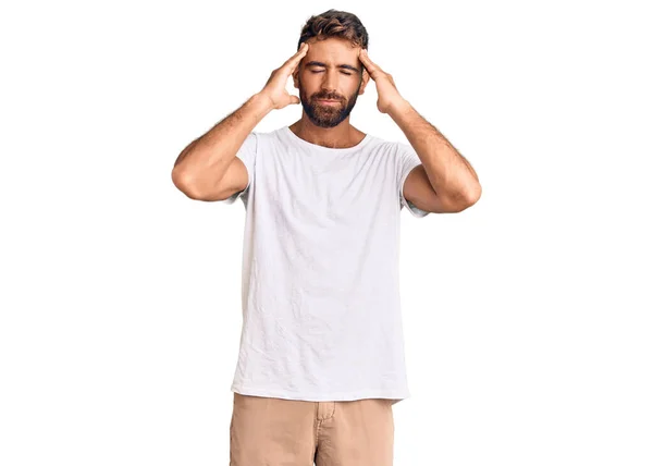 Homem Hispânico Jovem Vestindo Camisa Branca Casual Com Mão Cabeça — Fotografia de Stock