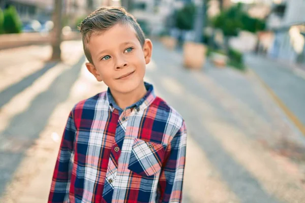 Förtjusande Kaukasiska Pojke Ler Glad Stående Vid Staden — Stockfoto