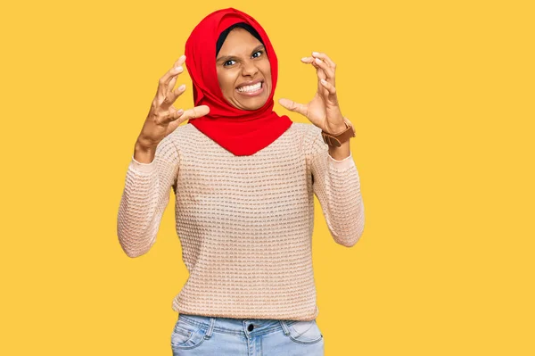 Young African American Woman Wearing Traditional Islamic Hijab Scarf Shouting — Stock Photo, Image