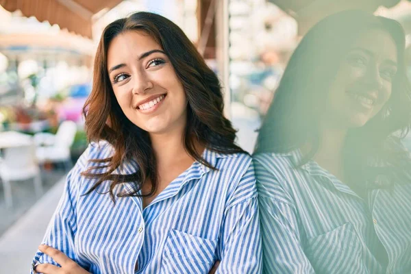 Joven Empresaria Hispana Sonriendo Feliz Apoyada Pared Ciudad — Foto de Stock