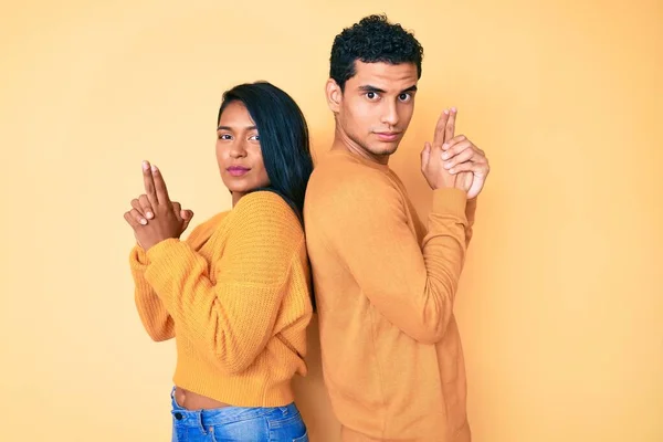 Vackra Latinska Unga Par Bär Casual Kläder Tillsammans Hålla Symbolisk — Stockfoto