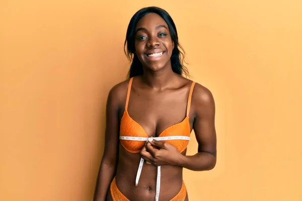 Ung Afrikansk Amerikansk Kvinna Bär Underkläder Med Hjälp Måttband Ser — Stockfoto