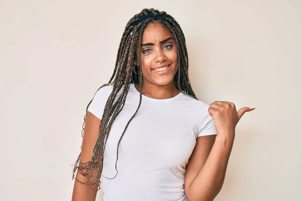 Giovane Donna Afroamericana Con Trecce Che Indossa Casual Shirt Bianca — Foto Stock