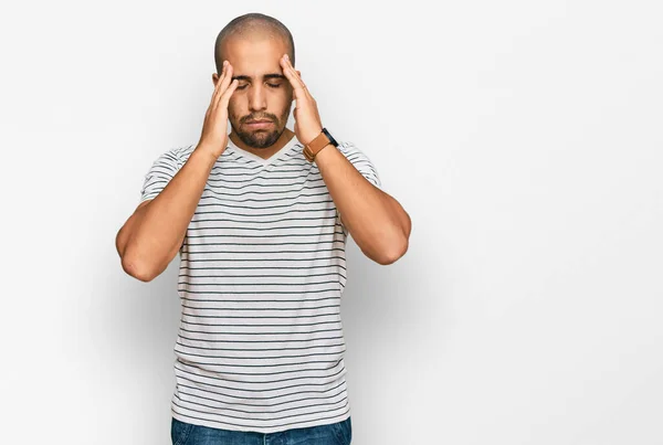 Hispanischer Erwachsener Mann Lässiger Kleidung Mit Der Hand Auf Dem — Stockfoto