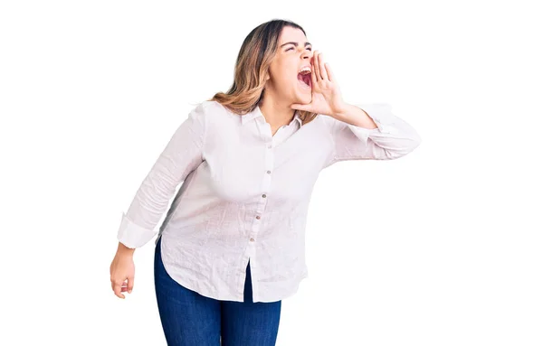 Jonge Blanke Vrouw Draagt Casual Kleding Schreeuwend Schreeuwend Luid Naast — Stockfoto