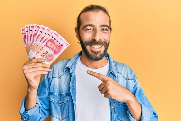 머리와 수염이 100 위안짜리 지폐를 손가락으로 행복하게 가리키는 매력적 — 스톡 사진