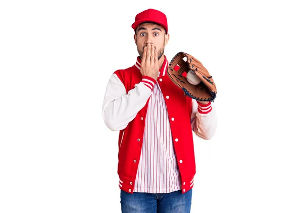 Jovem Homem Bonito Segurando Luvas Beisebol Cobrindo Boca Com Mão — Fotografia de Stock