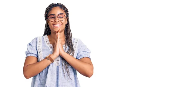 Молодая Африканская Американка Косичками Повседневной Летней Одежде Очках Молясь Руками — стоковое фото