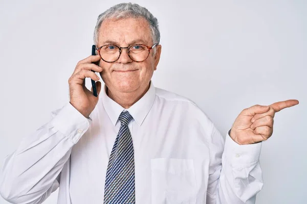 Homem Cabelos Grisalhos Sênior Usando Roupas Negócios Conversando Smartphone Sorrindo — Fotografia de Stock