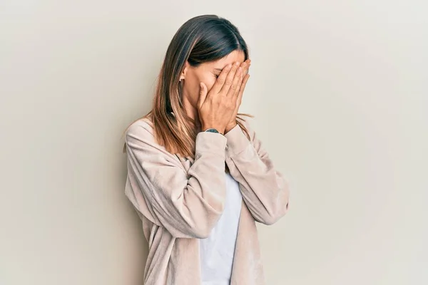 泣きながら手で顔を覆う悲しい表情のカジュアルな服を着たブルネットの若い女性 うつ病の概念 — ストック写真