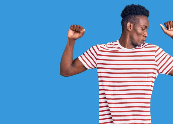 Junger Afrikanisch Amerikanischer Mann Lässiger Kleidung Der Stolz Lächelnde Armmuskeln — Stockfoto