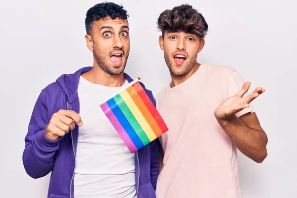 Joven Pareja Gay Sosteniendo Arco Iris Lgbtq Bandera Celebrando Logro — Foto de Stock