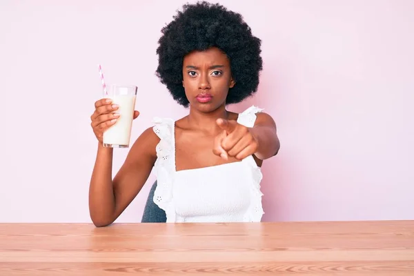 Jonge Afro Amerikaanse Vrouw Met Een Glas Melk Wijzend Met — Stockfoto