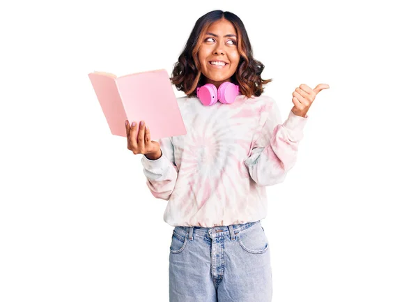 Jovem Bela Mulher Raça Mista Lendo Livro Usando Fones Ouvido — Fotografia de Stock