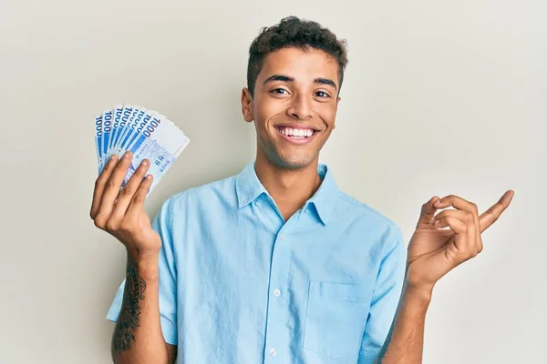 Joven Hombre Afroamericano Guapo Sosteniendo 1000 Billetes Surcoreanos Ganó Sonriendo —  Fotos de Stock