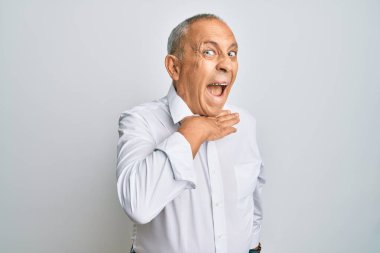 Yakışıklı, beyaz gömlekli, boğazını bıçak niyetine kesen, saldırganlığı şiddetle tehdit eden biri. 