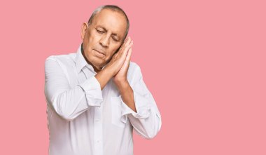 Yakışıklı son sınıf öğrencisi zarif beyaz gömlekler giyer, uyur, yorgun düşler kurar, elleriyle poz verir ve gözleri kapalı gülümserdi.. 