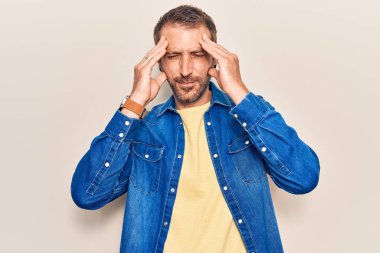 Genç, yakışıklı, gündelik kıyafetler giyen, baş ağrısı çeken çaresiz ve stresli bir adam. Çünkü acı ve migren ağrısı var. Eller başının üstünde.. 