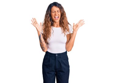 Kolları havada ve gözleri kapalı heyecanlı bir şekilde çığlık atarak başarıyı kutlayan, sıradan beyaz tişörtlü İspanyol bir kadın. Kazanan konsept 