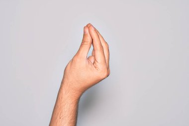 İzole edilmiş beyaz arka planda parmaklarını gösteren beyaz bir adamın eli parmaklarıyla İtalyanca jest yapıyor, iletişim hareketi yapıyor.