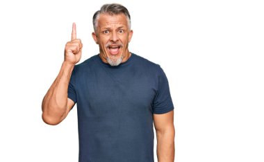 Orta yaşlı, gri saçlı, günlük kıyafetler giyen, başarılı bir fikir olduğunu gösteren bir adam. Heyecanlı ve mutlu. Bir numara.. 