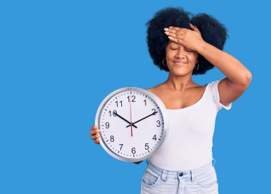 Büyük bir saat tutan Afro-Amerikalı genç bir kız. Kafası karışık, şaşırmış ve kızgın yüzüyle stresli. 