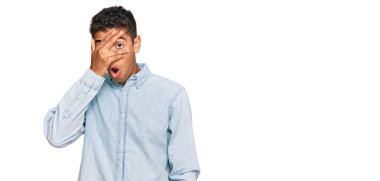 Genç, yakışıklı, Afro-Amerikan bir adam. Günlük kıyafetler giymiş. Şoka girmiş, yüzünü ve gözlerini kapamış, utanmış ifadesiyle parmaklarından bakıyor.. 