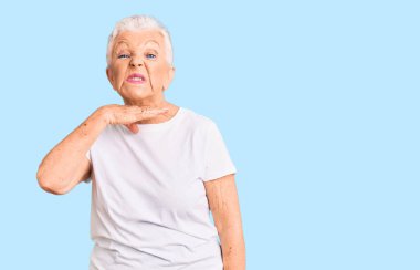 Mavi gözlü, beyaz tişörtlü, boğazını bıçak niyetine kesen, saldırganlığı şiddetle tehdit eden son sınıf güzeli bir kadın. 