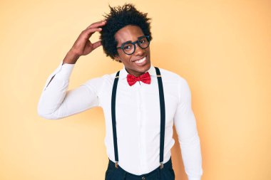 Afro saçlı, şık giyinmiş yakışıklı Afro-Amerikan erkeği. Hipster görünümlü, kafası karışmış ve soru soran biri. Şüpheyle kararsız, kafa kafaya düşünerek. Düşünceli kavram. 