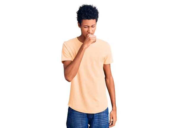 Hombre Afroamericano Joven Que Usa Ropa Casual Sintiéndose Mal Tosiendo — Foto de Stock